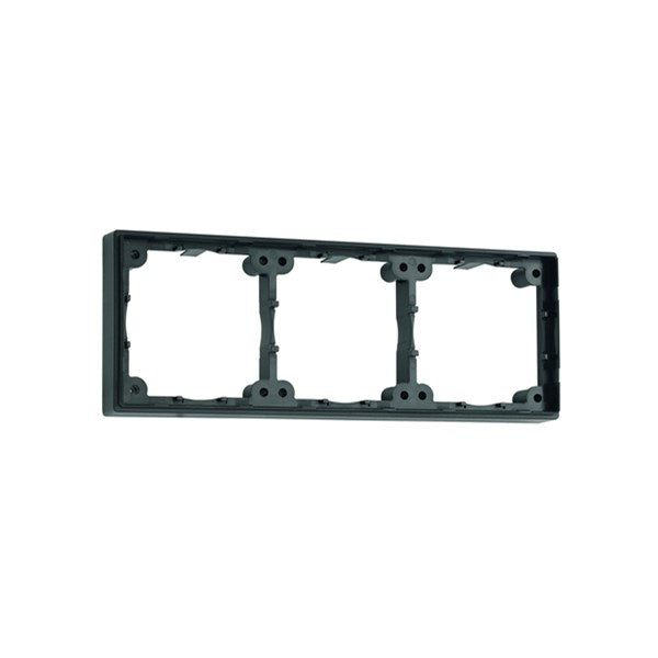 Distansram trippel. 63 x 169 x 12 mm. Färg: svart.